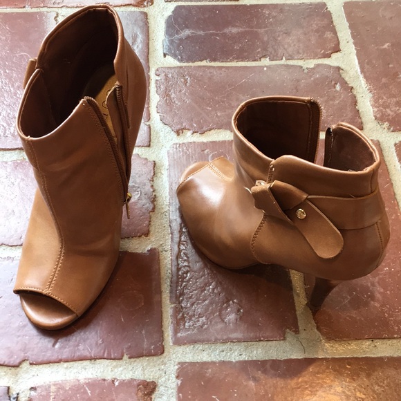 Guess Booties - Picture 2 of 8